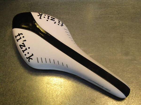 *fi'zi:k ARIONE WING FLEX saddle 243 GRAMS MINT! BX21 7600 RK10