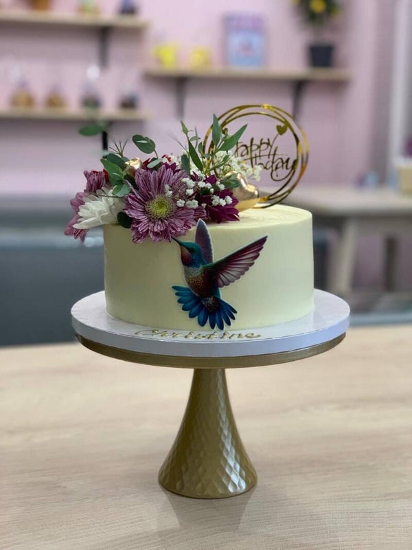 Torte mit Blumen und Kolibri