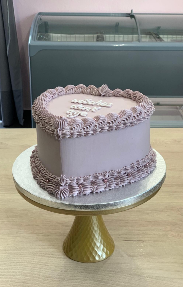 Vintage Cakes in Herzform