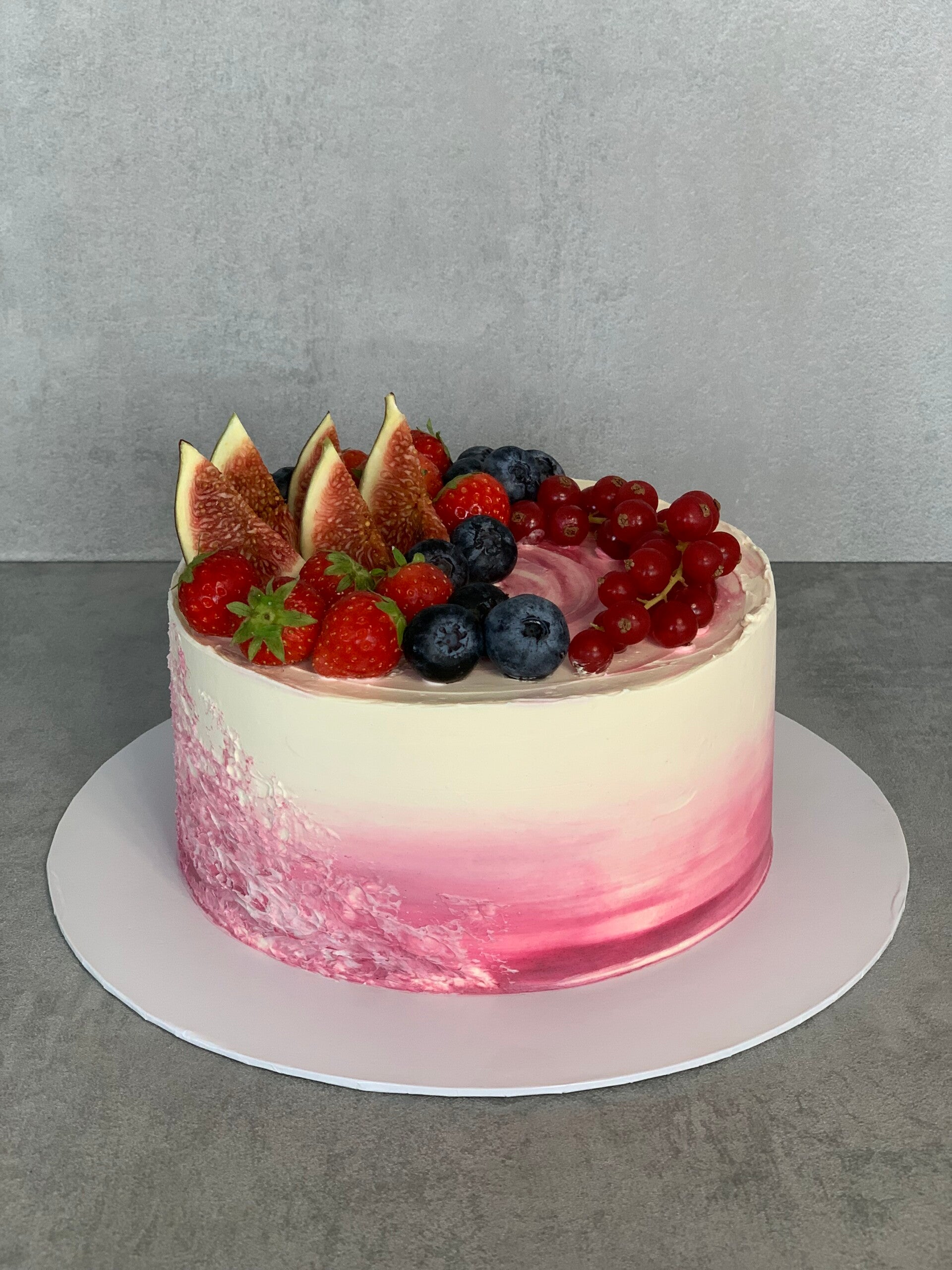 Geburtstagstorte mit Beeren Dekor