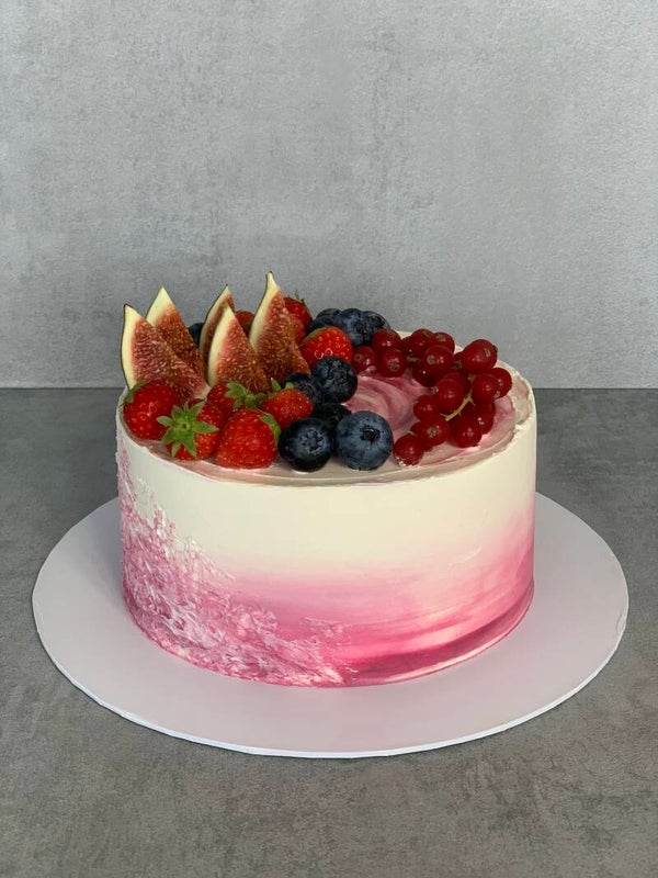 Geburtstagstorte mit Beeren Dekor