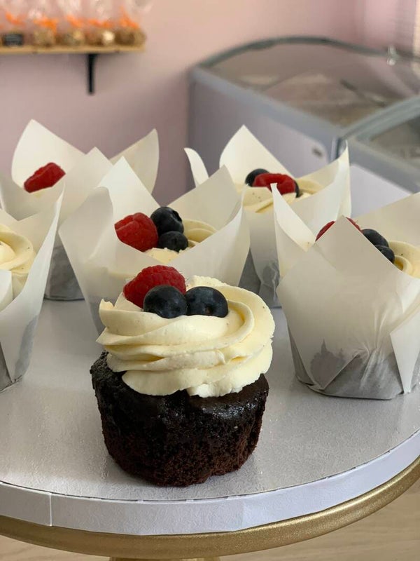 Schoggi-Beeren Cupcakes mit Vanille Creme