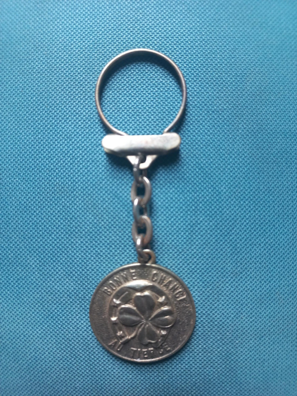 ANCIEN PORTE CLE "BONNE CHANCE AU TIERCE"