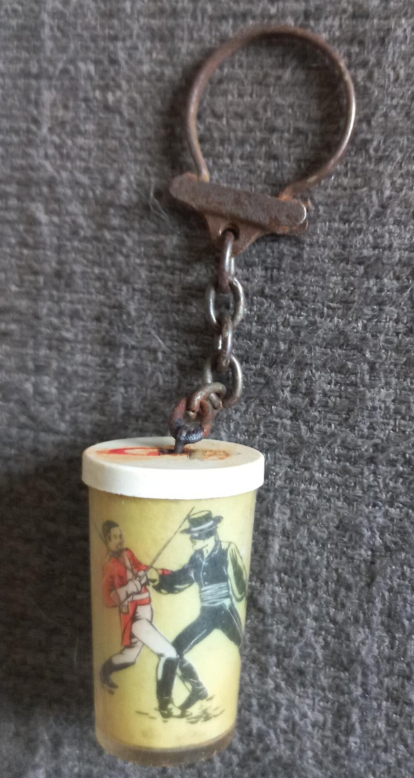 ANCIEN PORTE CLE MOUTARDE GP (Zorr)