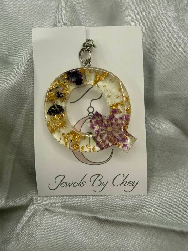 Alfabet letter Q - paarse bloemen en bladgoud