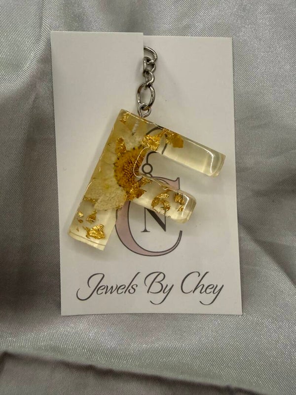 Alfabet letter F - gele bloemen en bladgoud