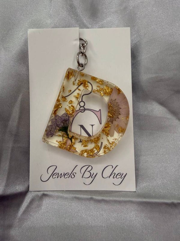 Alfabet letter D - roze/ paarse bloemen en bladgoud