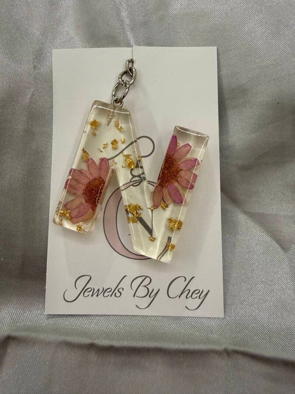 Alfabet letter N - roze bloemen en bladgoud