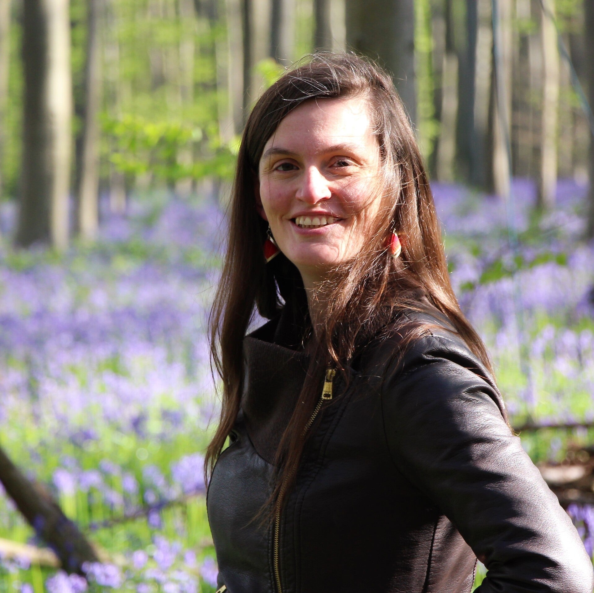 Freya, pycholoog, therapeut en mamacoach met beide voeten op de grond biedt begeleiding in Kapellen