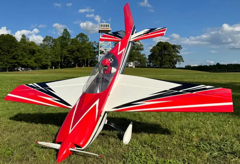Extreme Flight - Extra 300 105", Rot/Weiß ARF-Bausatz