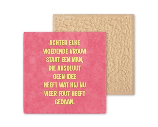Tegeltje Achter elke woende vrouw staat een man die absoluut niet weet wat hij nu weer fout heeft gedaan