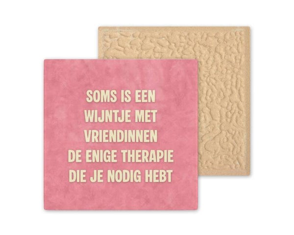Tegeltje Soms is een wijntje met vriendinnen de enige therapie die je nodig hebt.