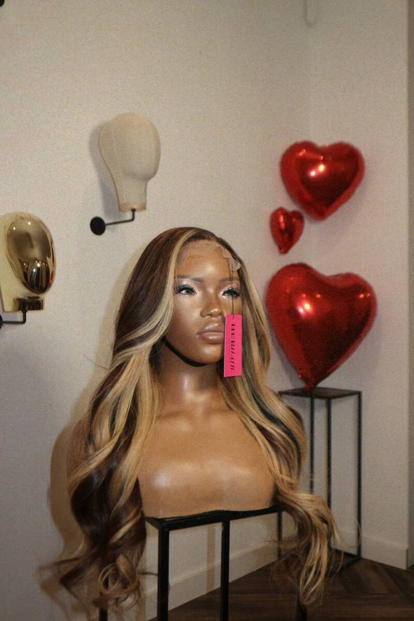 𝑨𝑫𝑴𝑰𝑹𝑬 HER.