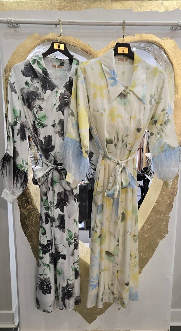 ROBE TSNIOUT EN SATIN IMPRIME AVEC PLUMES