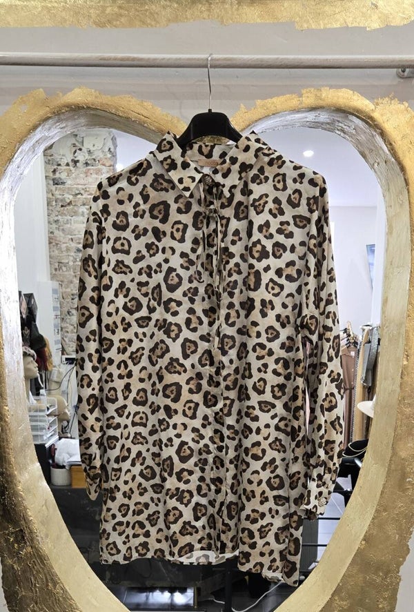 CHEMISIER EN SATIN LEOPARD, BOUTON STRASS ET LACET