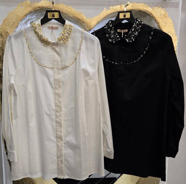 CHEMISE EN COTON AVEC PLASTRON ET BIJOUX EN STRASS