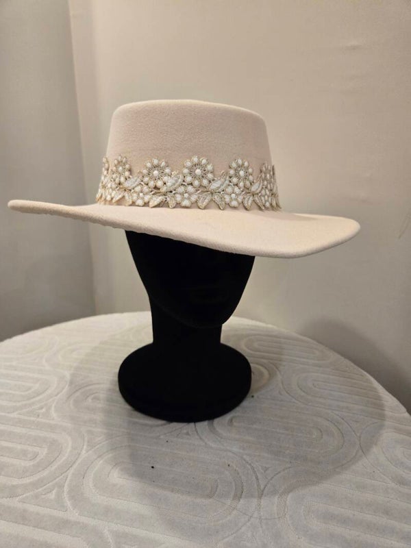 CHAPEAU CREME AVEC GALON FLEURS