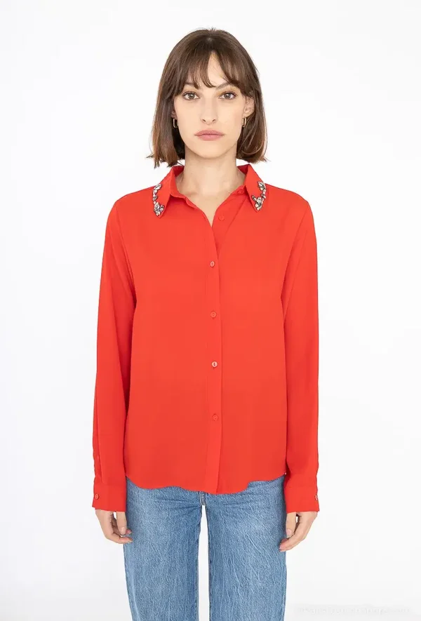 CHEMISE FLUIDE AVEC PIERRES STRASS A L'ENCOLURE