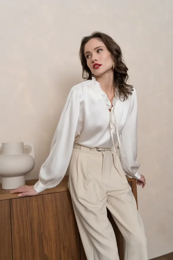 Chemisier satin fluide et dentelle