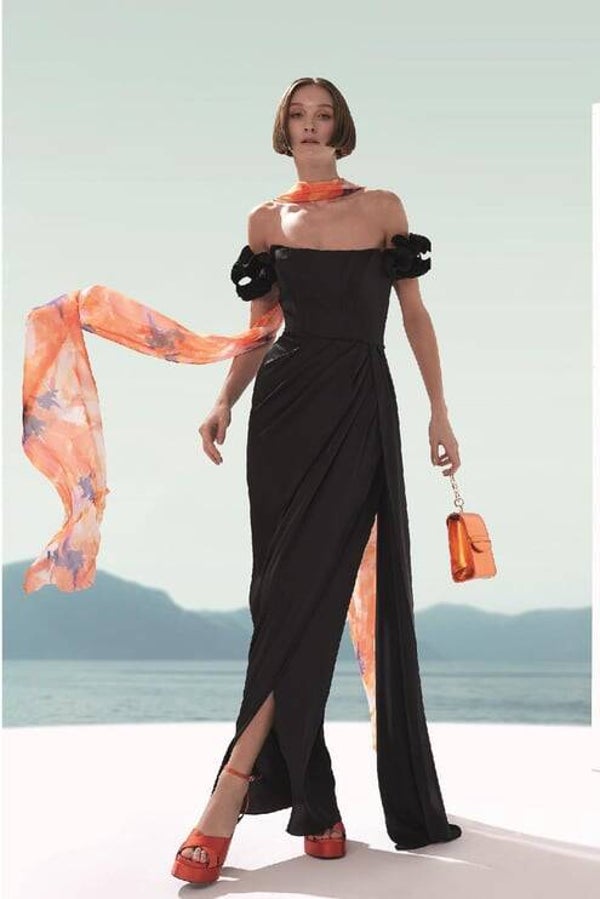 ROBE DE SOIREE EN SATIN FLUIDE AVEC EPAULES FROUFROU