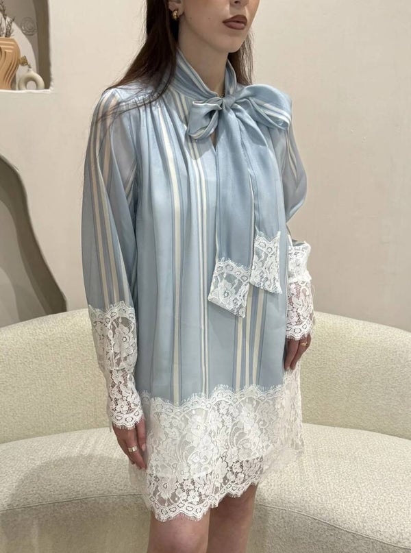 ROBE AMPLE ENCOLURE NOEUD EN SATIN IMPRIME ET DENTELLE