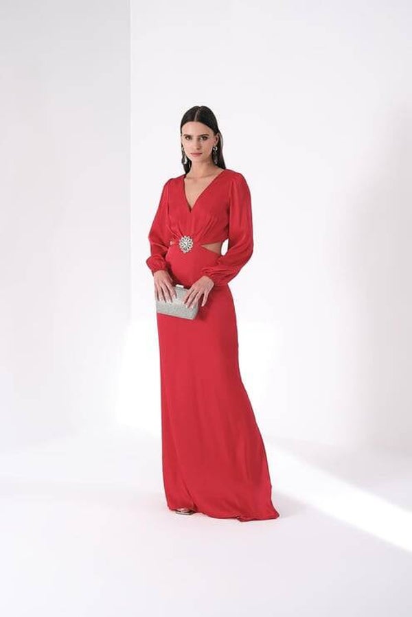 Robe satin uni à découpes hanches et diadème central.