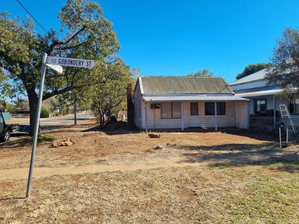 $399pw over 7 years TRUNDLE Older Style 2brm Weatherboard House, 670m2 Block for only $195,000. UNDER OFFER