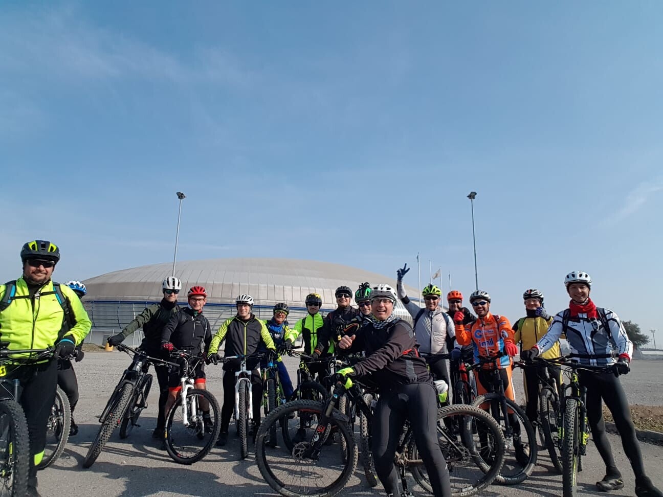 foto gruppo persone in bicicletta