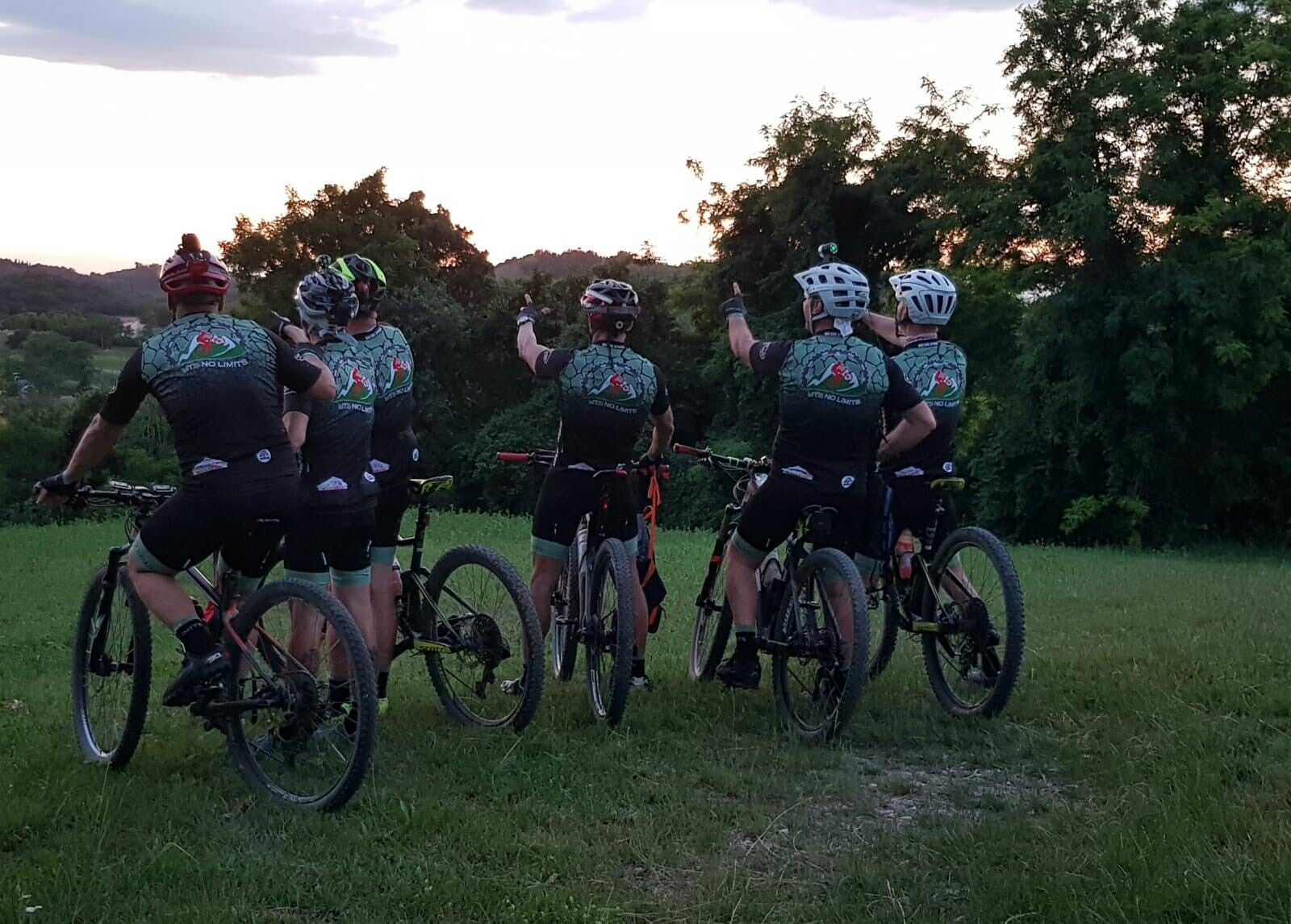 gruppo di ciclisti nei campi