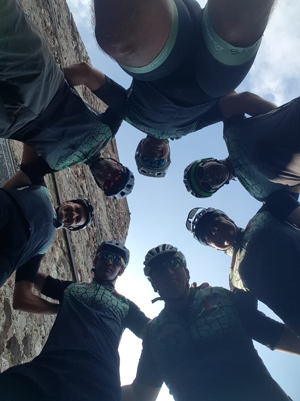 foto dal basso di ciclisti in cerchio