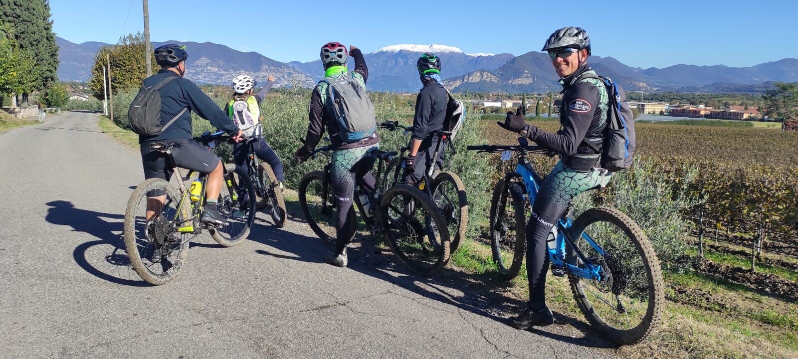 gruppo di persone in bicicletta in sosta