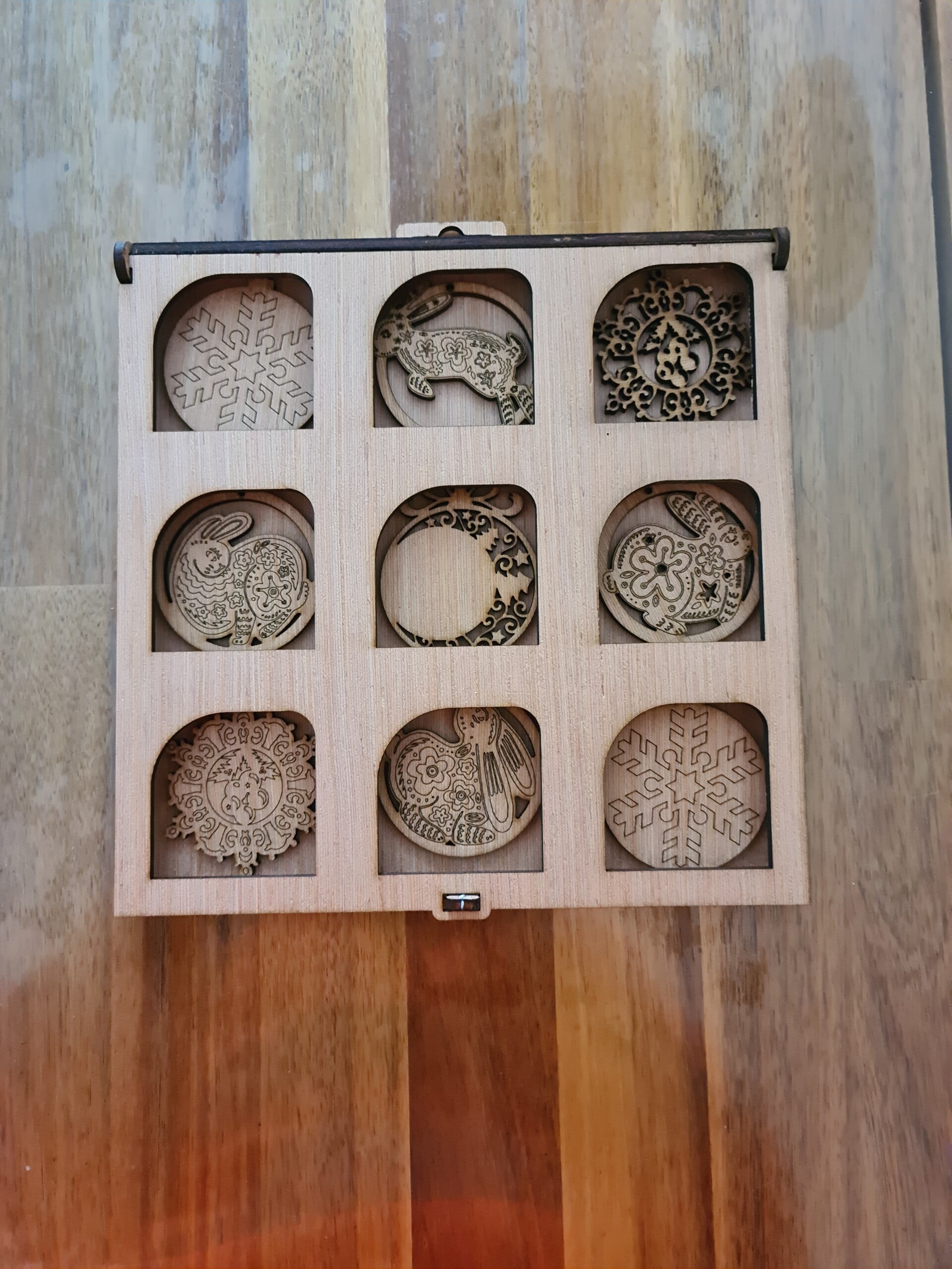 Houten kerstballen set – 9 ornamenten in luxe bewaardoos