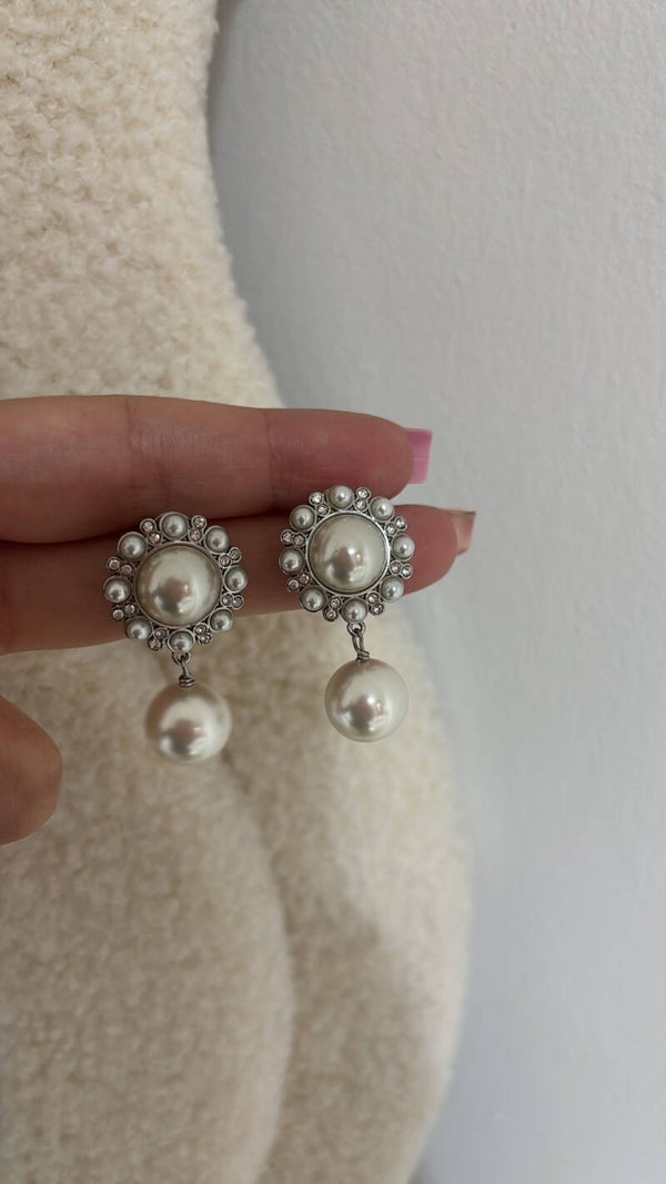 Orecchini stile vintage con perla pendente