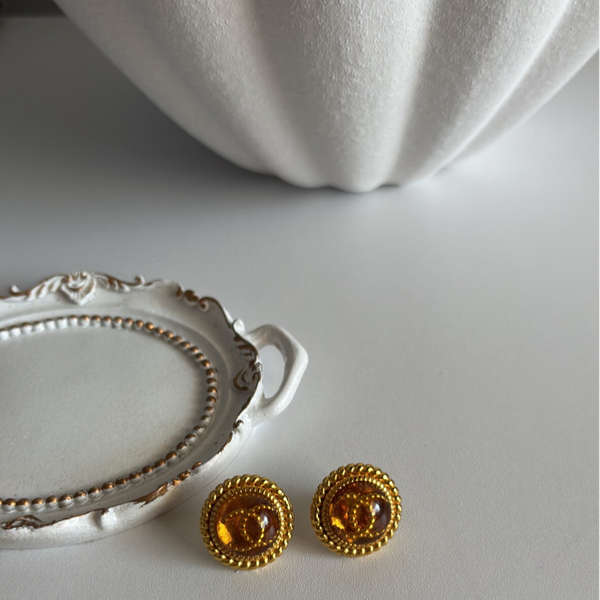 Orecchini vintage cc con pietra ambrata