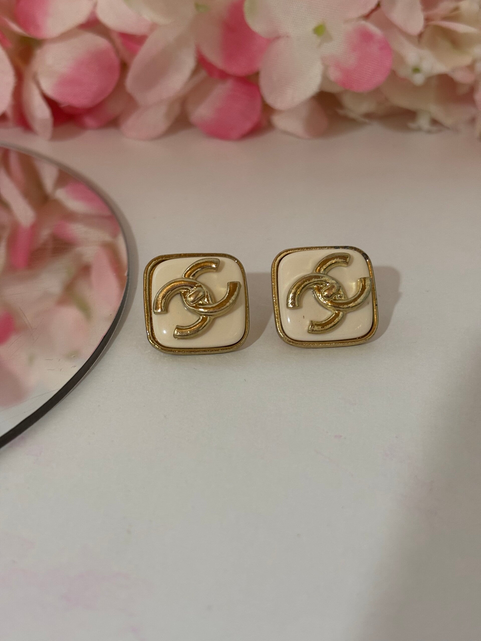 Orecchini quadrati bianchi cc