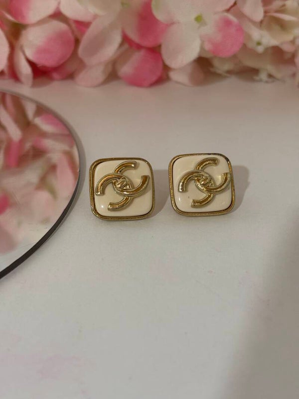 Orecchini quadrati bianchi cc