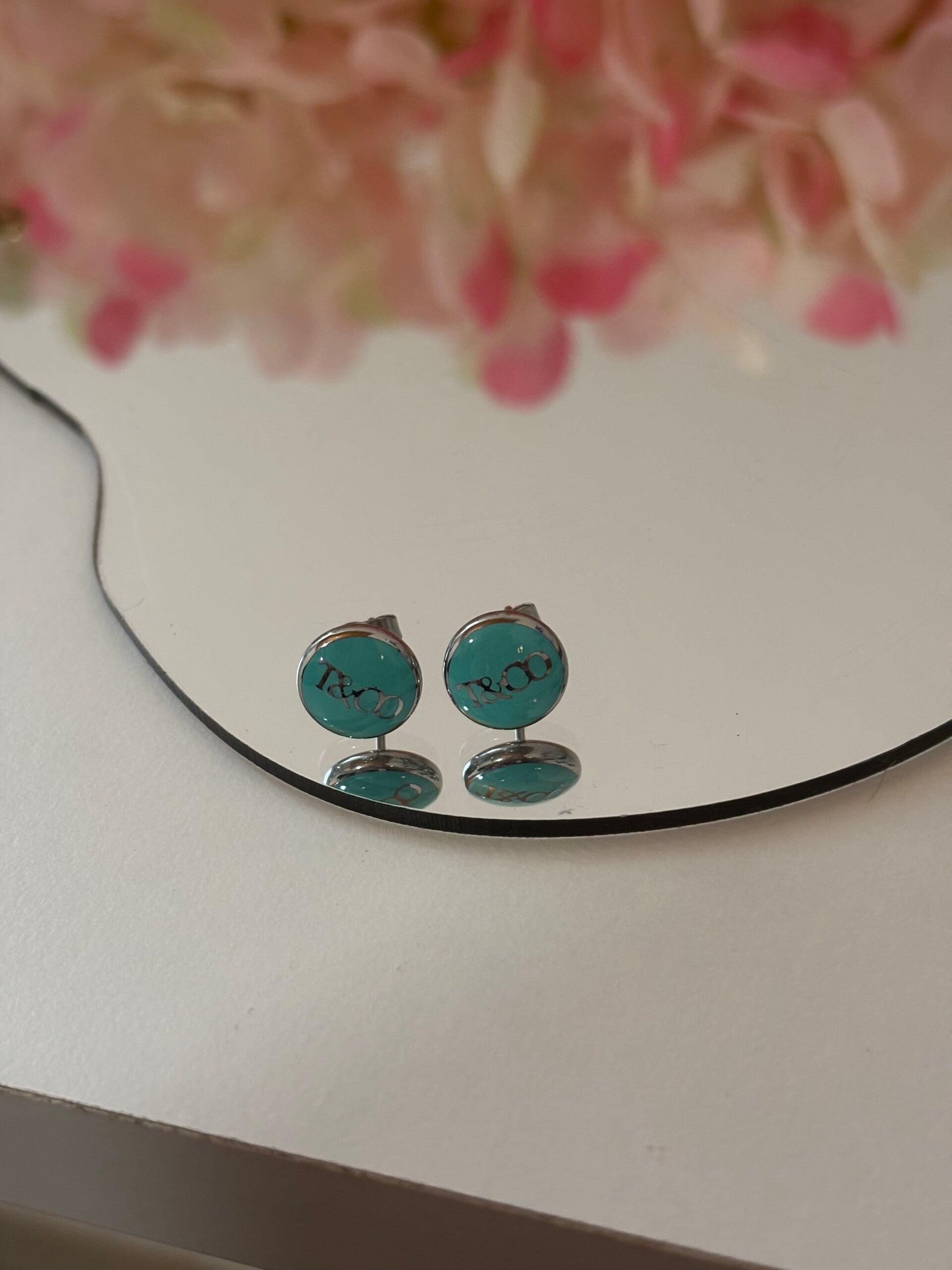 Orecchini piccoli a bottoncino Tiffy