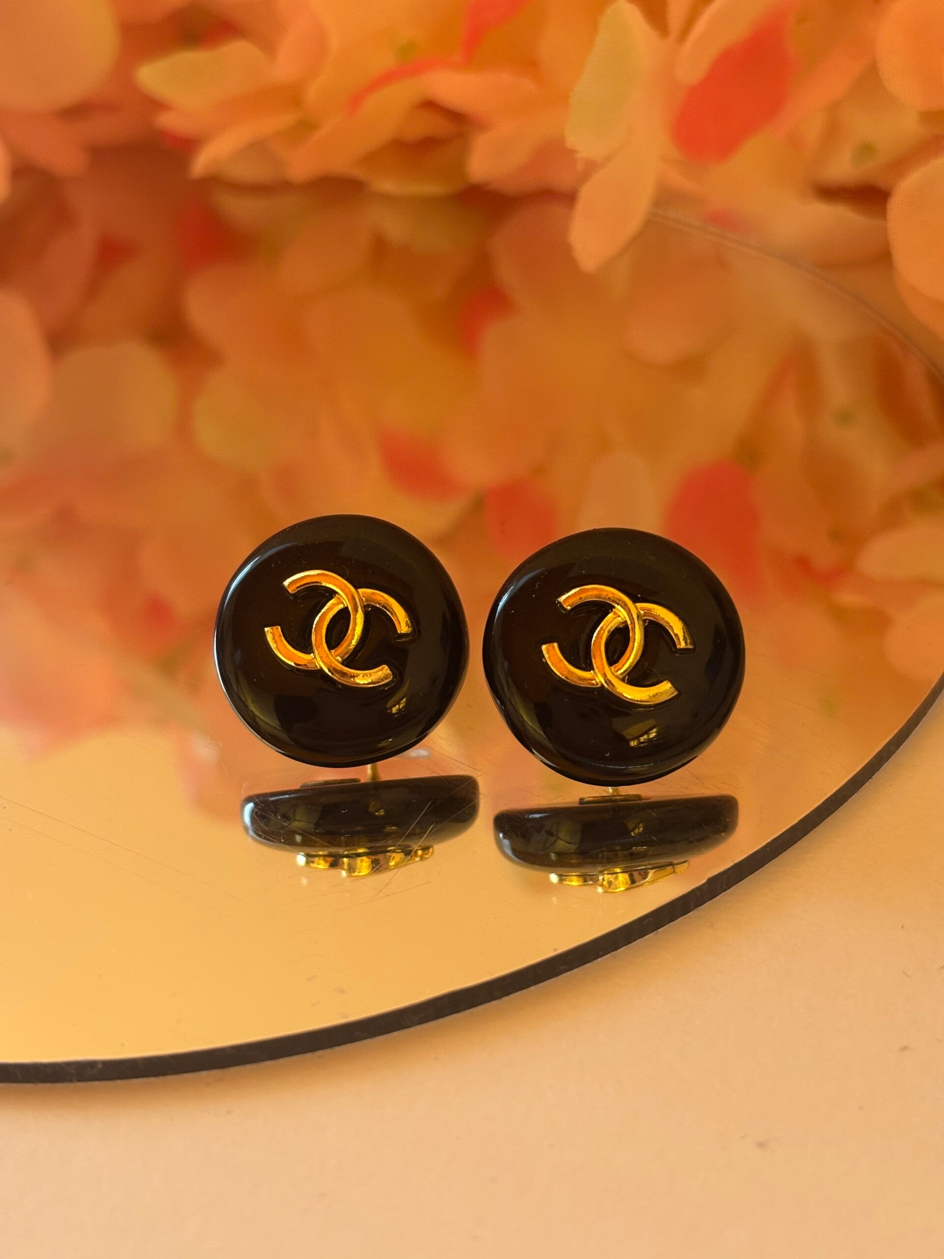 Orecchini a bottone neri cc