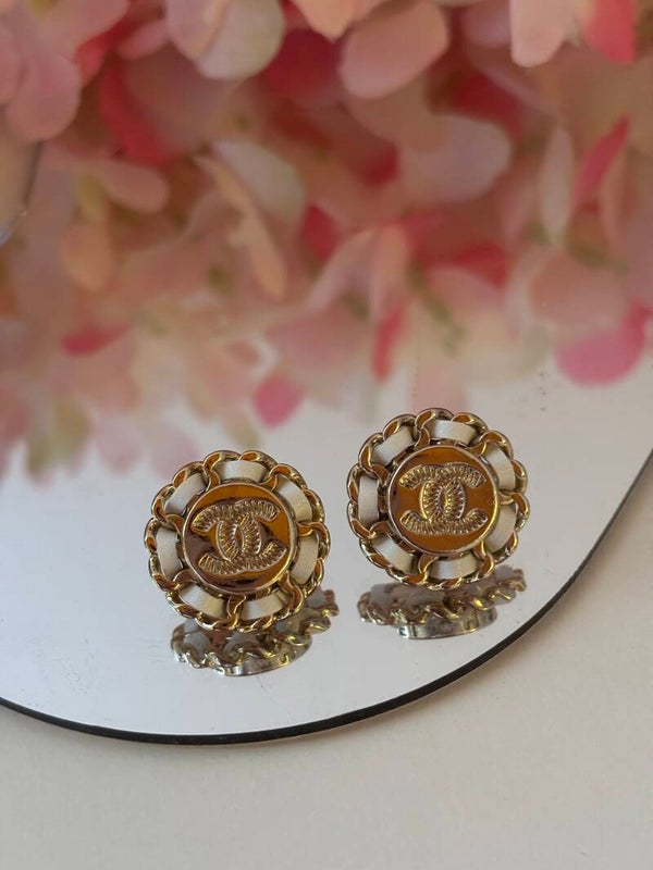 Orecchini a bottone stile vintage intrecciati in pelle bianca