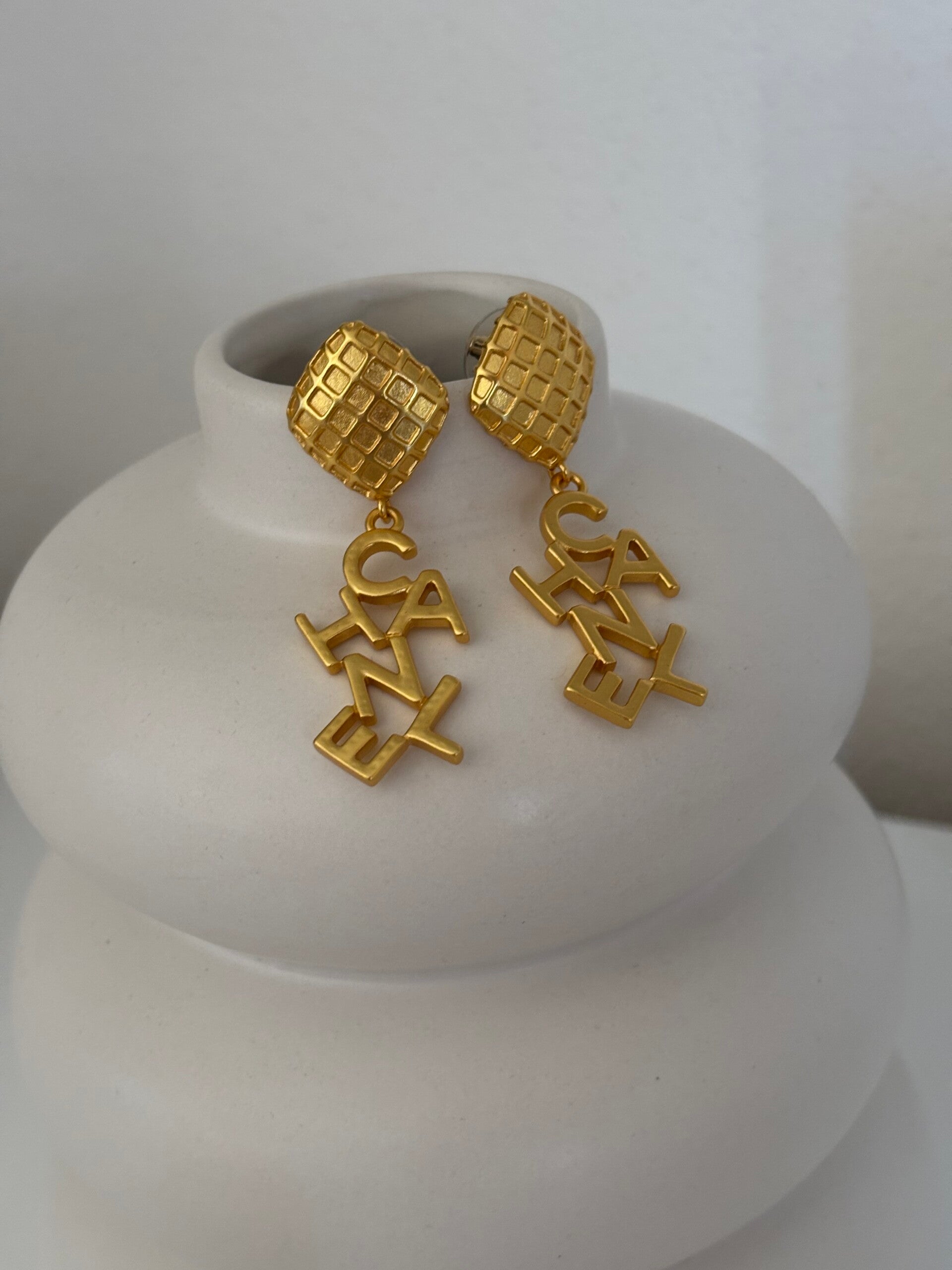 Orecchini vintage pendenti con scritta cc