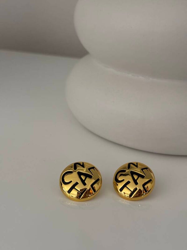 Orecchini vintage cc scritta in smalto nero incisa