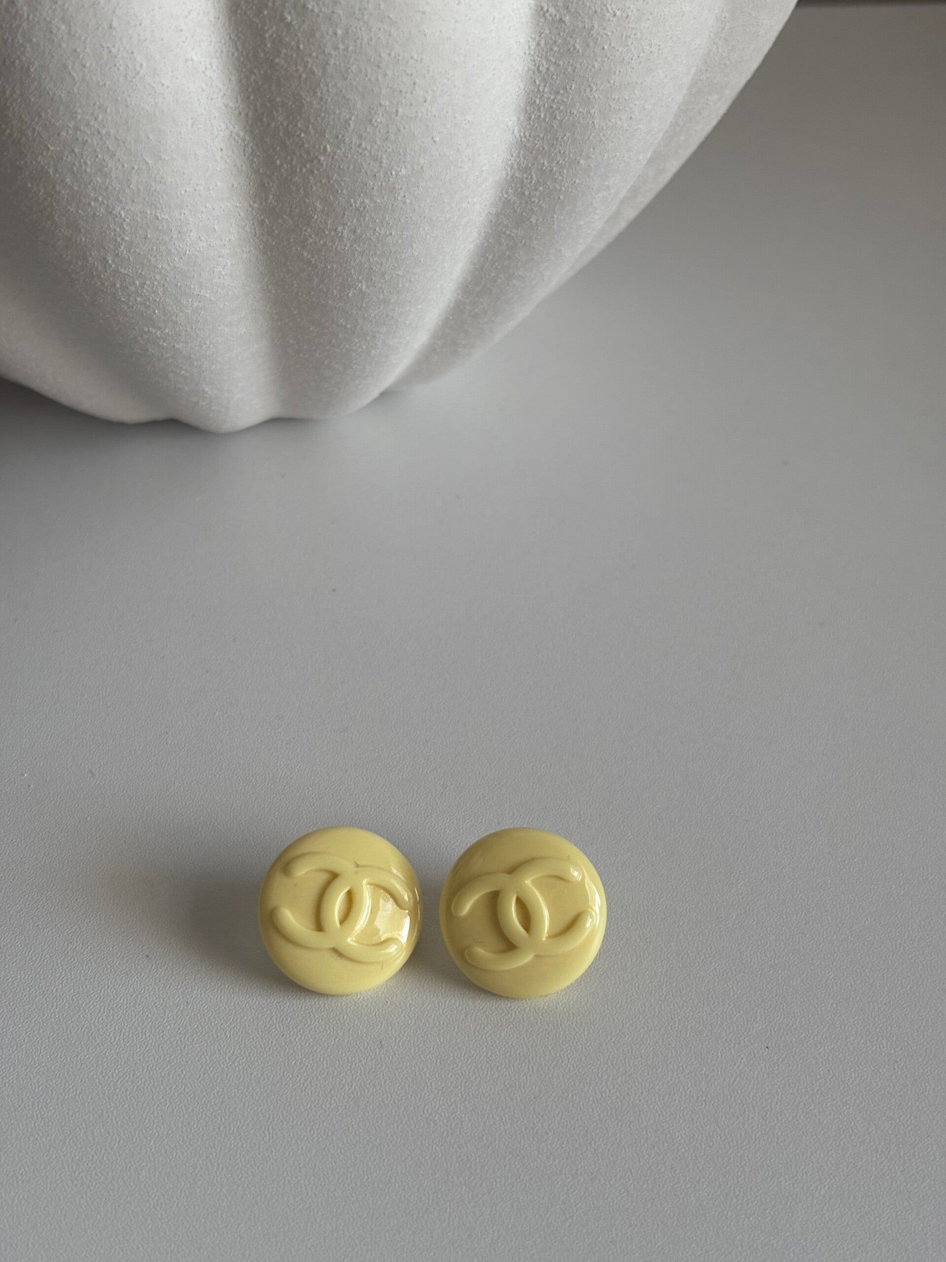 Orecchini a bottone giallo cc