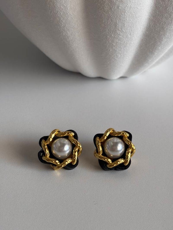 Orecchini vintage catena dorata intrecciata con pelle nera cc