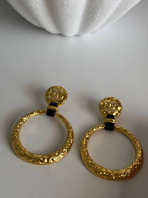 Orecchini vintage con logo cc e strass