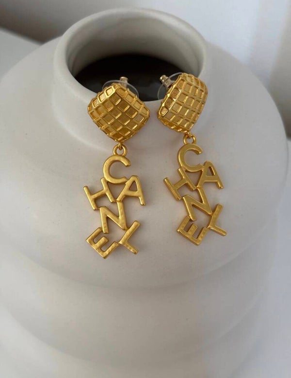 Orecchini vintage pendenti con scritta cc