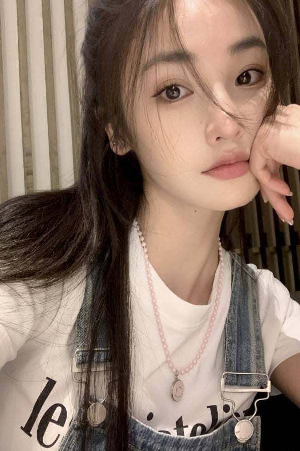 留學生.菁菁✨加州  中国.北京 22岁身高166cm，☎️7028866660