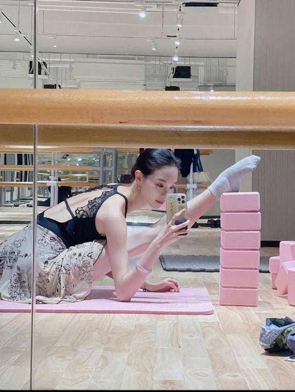 浙江瑜伽🧘Bella  中国.浙江 23岁身高166cm☎️7028866660