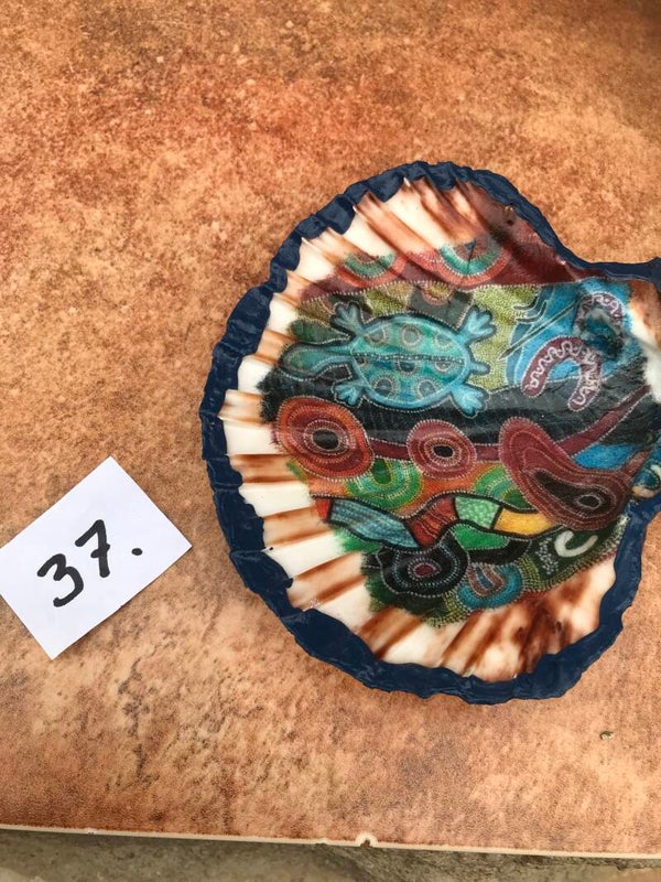 Handmade aboriginal motief  on shell