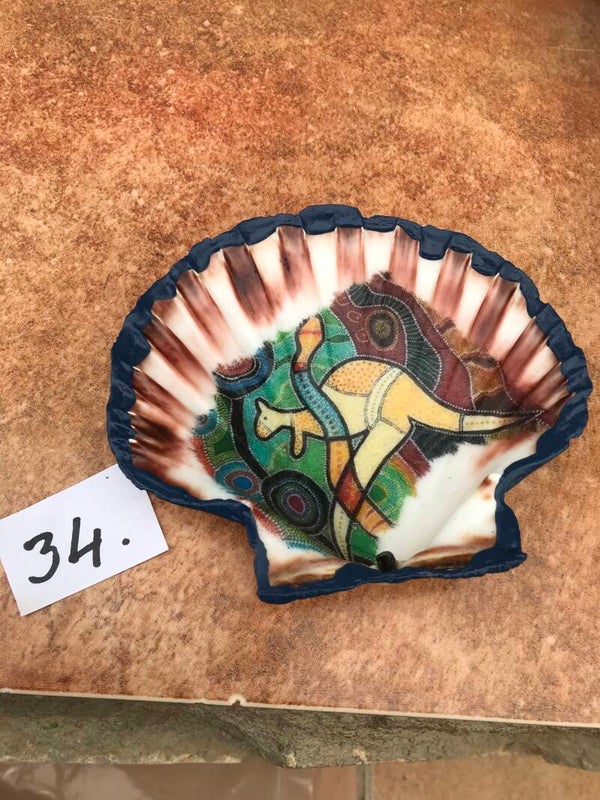 Handmade aboriginal motief on shell