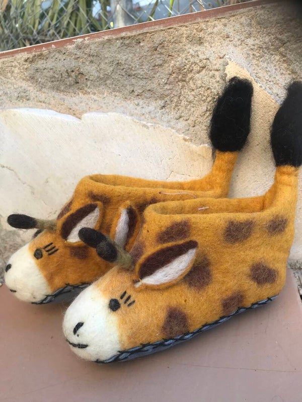 Slippers giraffe from Nepal vilt